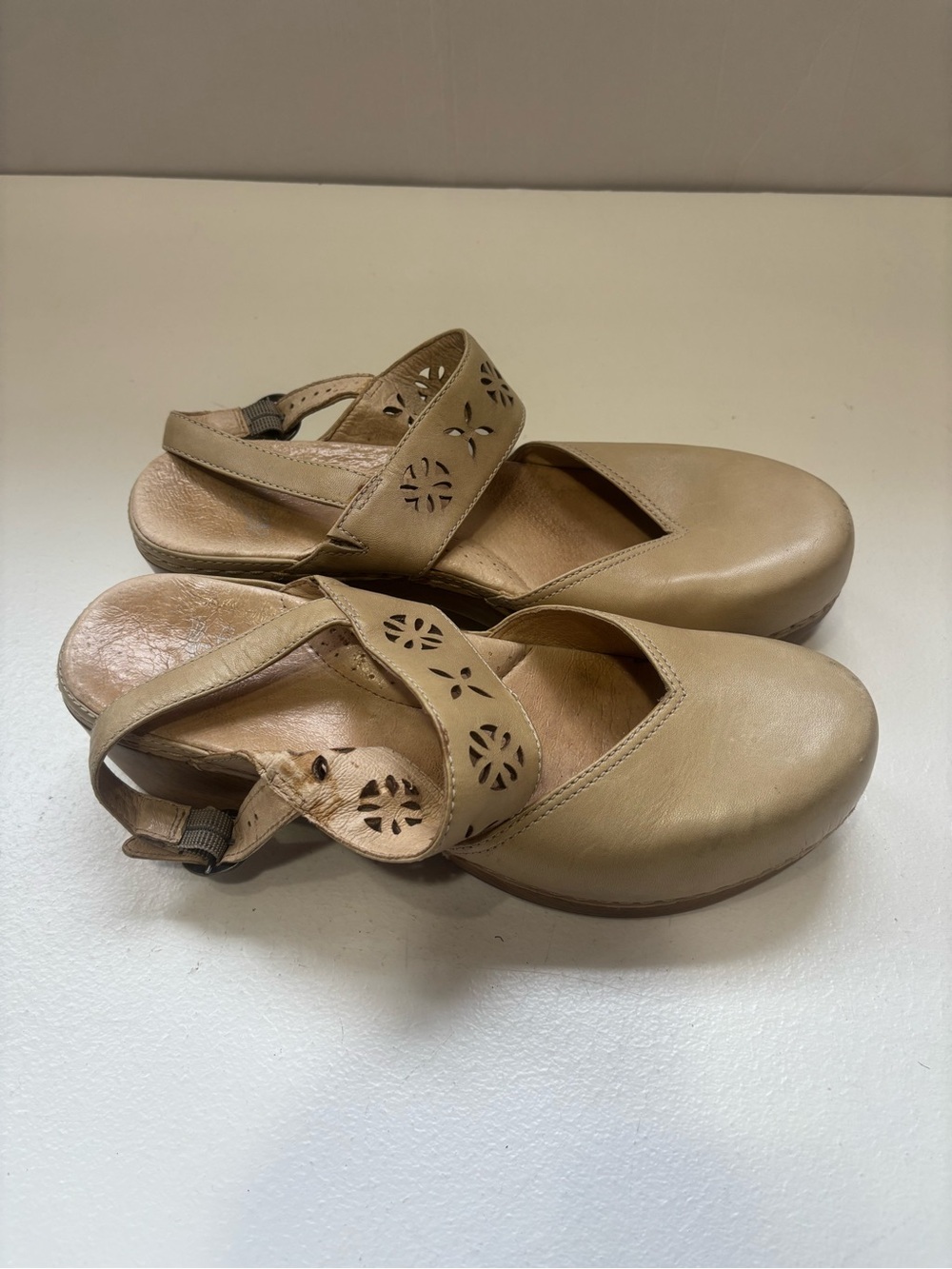 Dansko Trista Mary Jane Clog Sandals Size 42 Tan Leather Floral Cutout
